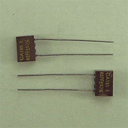 CONDENSATEUR MICA  ARGENTE 82pF 400Vcc